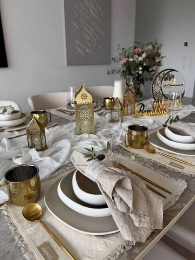 Iftar tafel dekken tijdens Ramadan: zo creëer je een warme en sfeervolle tafel